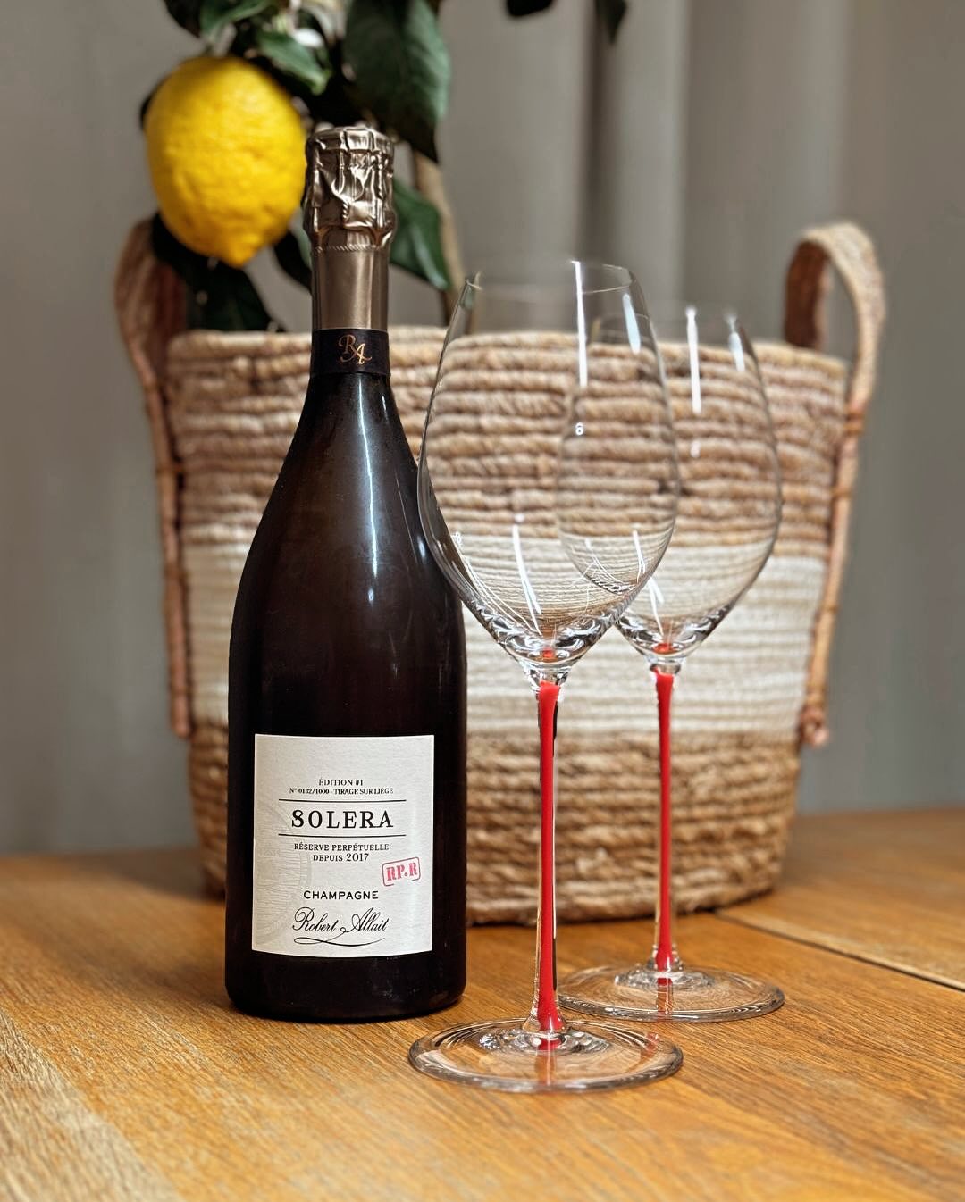 Rosé? Nein – Chardonnay. Oder? Manchmal lohnt sich ein zweiter Blick. Vorallem beim Solera RP-R von @champagnerobertallait – ein 95 % Chardonnay, 5 % Pinot Noir Extra Brut. In d… (5)