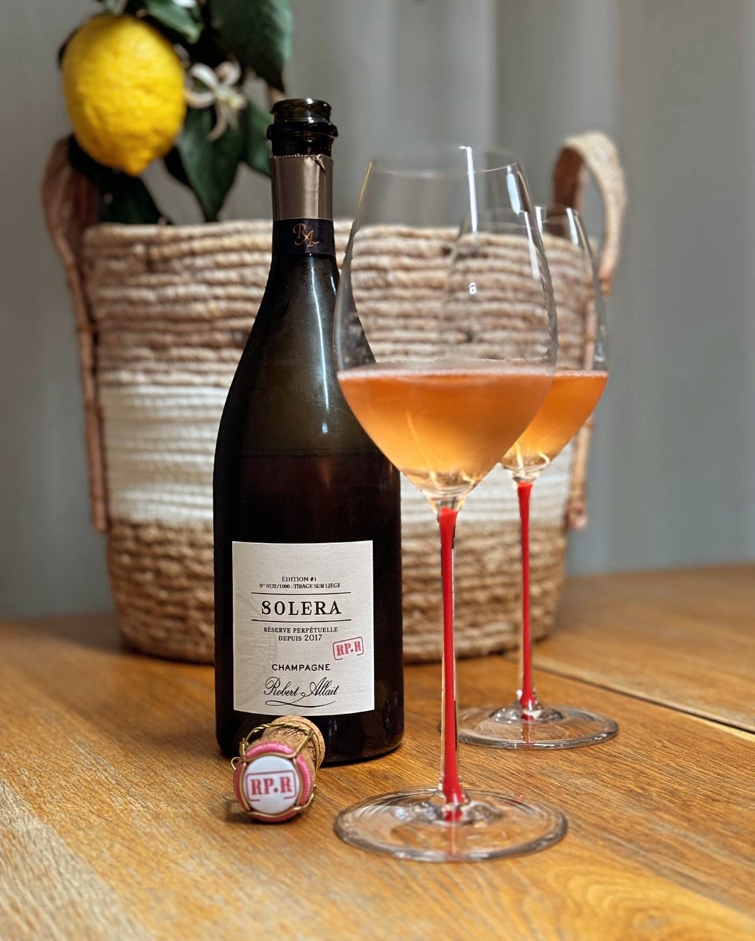 Rosé? Nein – Chardonnay. Oder? Manchmal lohnt sich ein zweiter Blick. Vorallem beim Solera RP-R von @champagnerobertallait – ein 95 % Chardonnay, 5 % Pinot Noir Extra Brut. In d… (7)