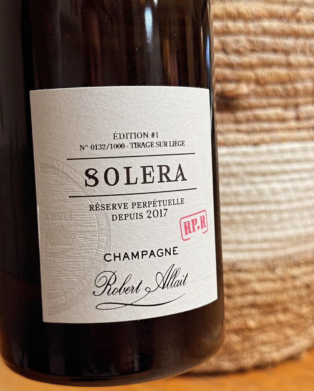 Rosé? Nein – Chardonnay. Oder? Manchmal lohnt sich ein zweiter Blick. Vorallem beim Solera RP-R von @champagnerobertallait – ein 95 % Chardonnay, 5 % Pinot Noir Extra Brut. In d… (9)