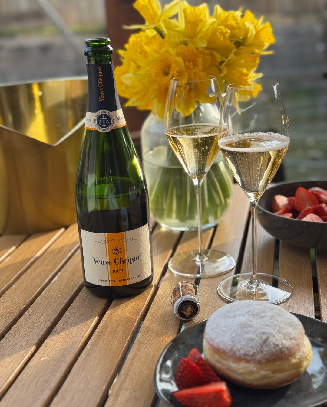 Eigentlich habe ich im Keller kaum Champagner mit einer Dosage höher als Brut – aber heute war es mal anders. Warum? Weil meine Frau diesen Champagner bestellt hat… und sich dab… (1)