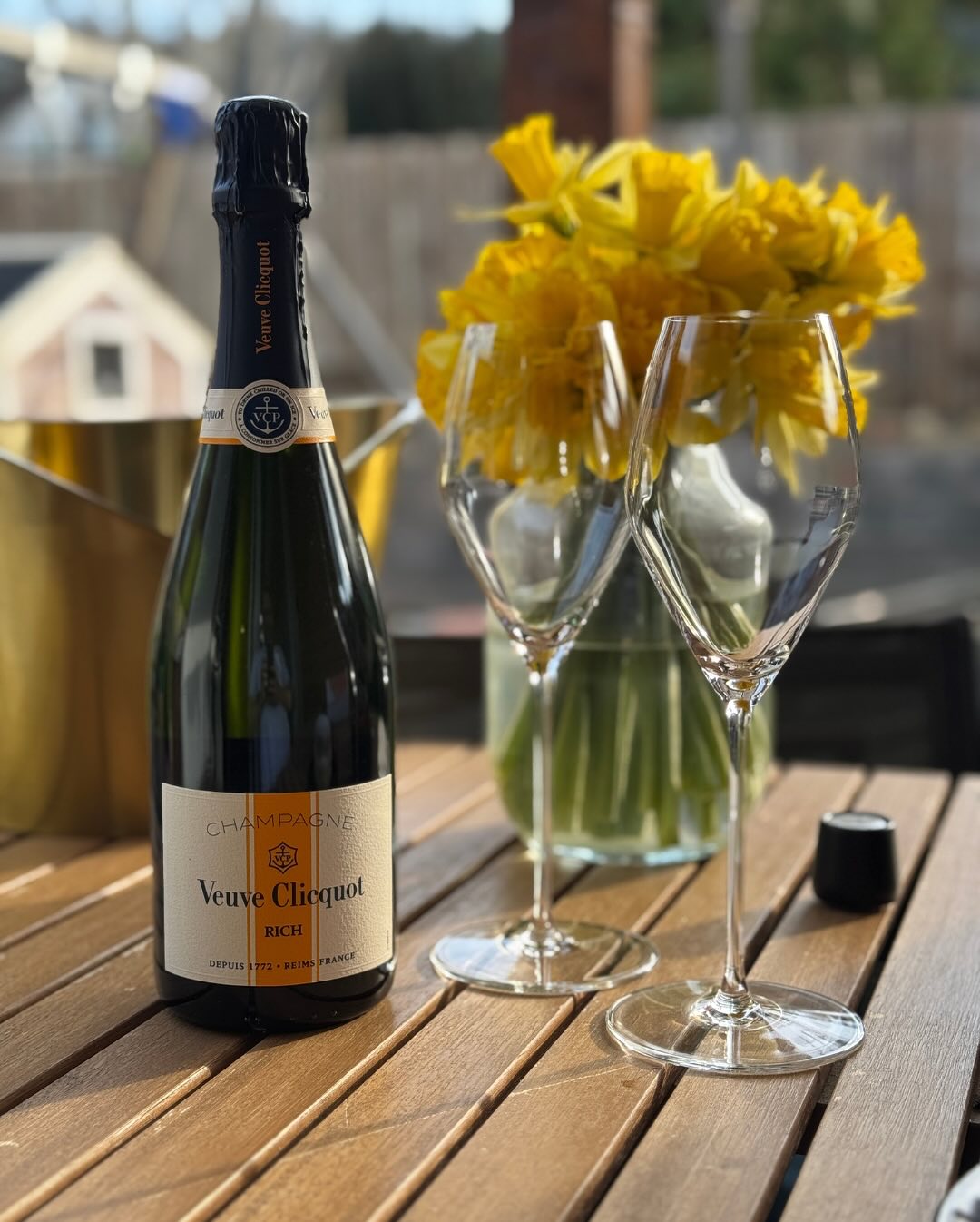 Eigentlich habe ich im Keller kaum Champagner mit einer Dosage höher als Brut – aber heute war es mal anders. Warum? Weil meine Frau diesen Champagner bestellt hat… und sich dab… (3)