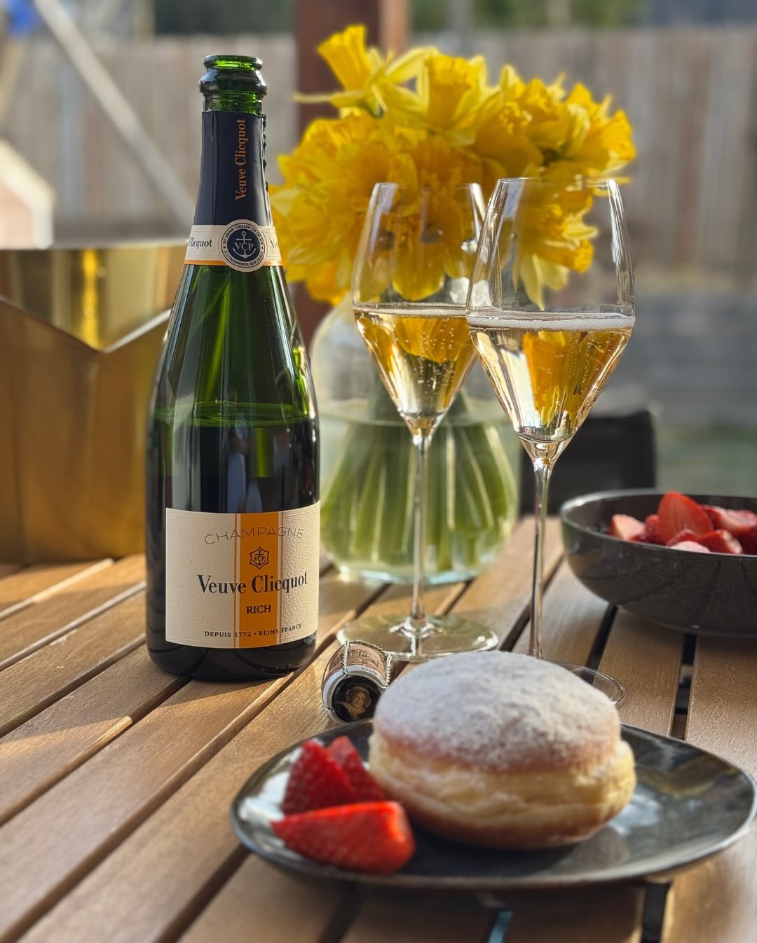 Eigentlich habe ich im Keller kaum Champagner mit einer Dosage höher als Brut – aber heute war es mal anders. Warum? Weil meine Frau diesen Champagner bestellt hat… und sich dab… (5)