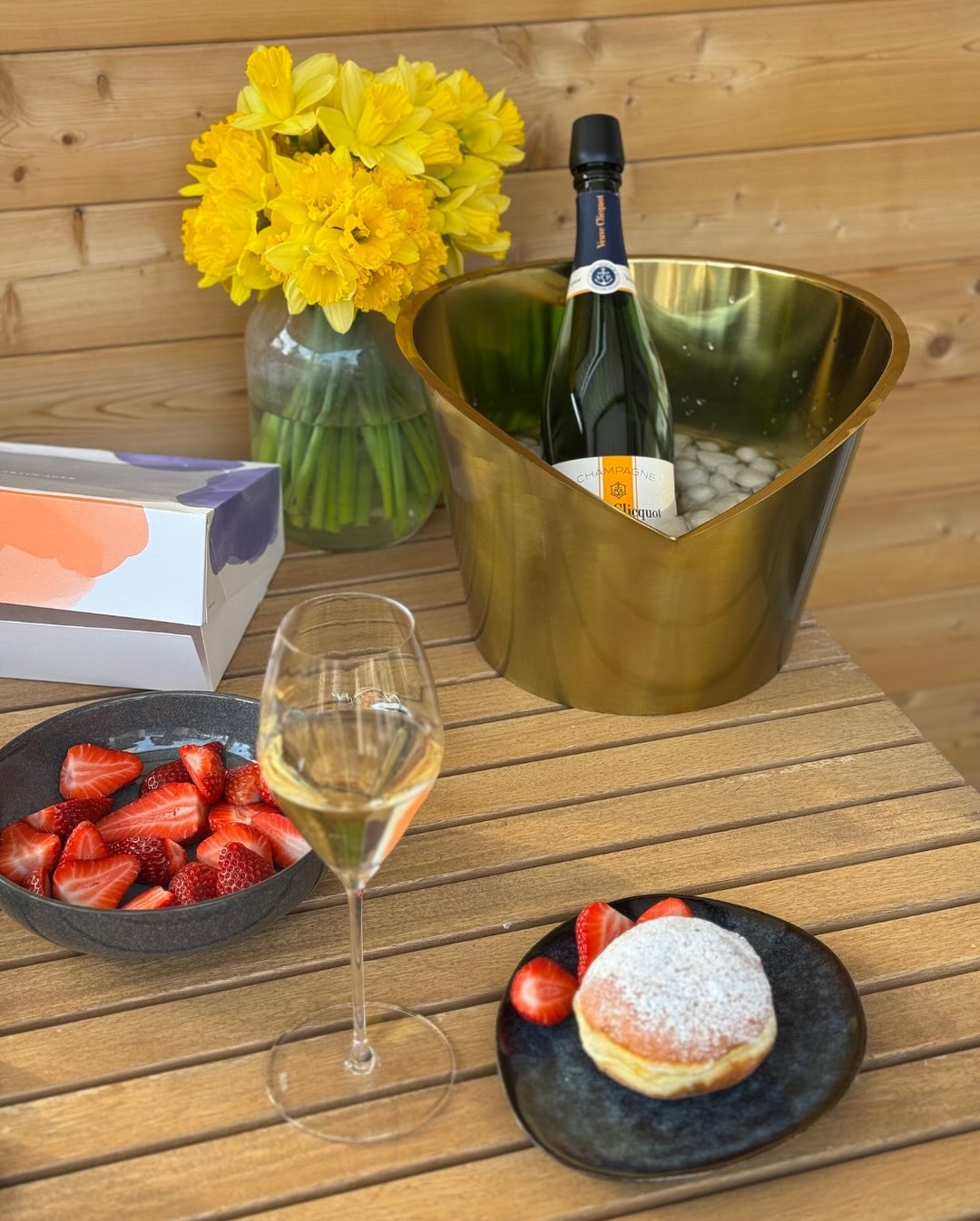 Eigentlich habe ich im Keller kaum Champagner mit einer Dosage höher als Brut – aber heute war es mal anders. Warum? Weil meine Frau diesen Champagner bestellt hat… und sich dab… (7)