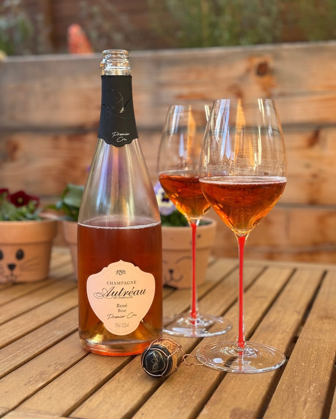 Heute Nachmittag haben wir die Gelegenheit genutzt, um die warmen Strahlen auf der Terrasse aufzusaugen – mit einem Glas @champagne_autreau_off Rosé Premier Cru. Während die Kid… (1)