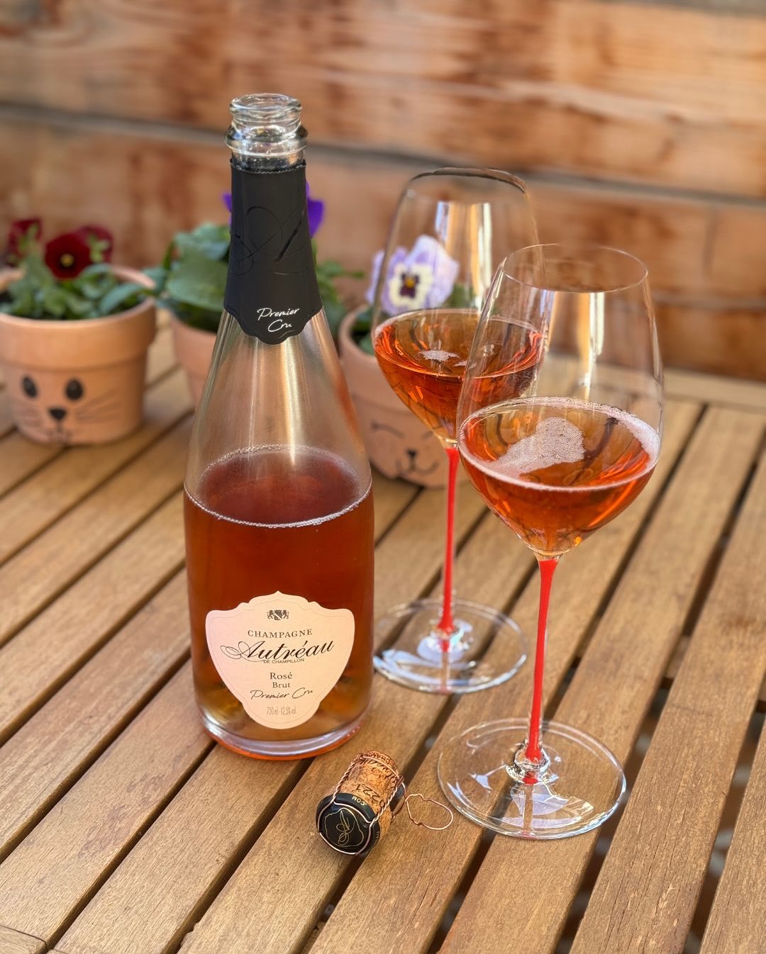 Heute Nachmittag haben wir die Gelegenheit genutzt, um die warmen Strahlen auf der Terrasse aufzusaugen – mit einem Glas @champagne_autreau_off Rosé Premier Cru. Während die Kid… (3)