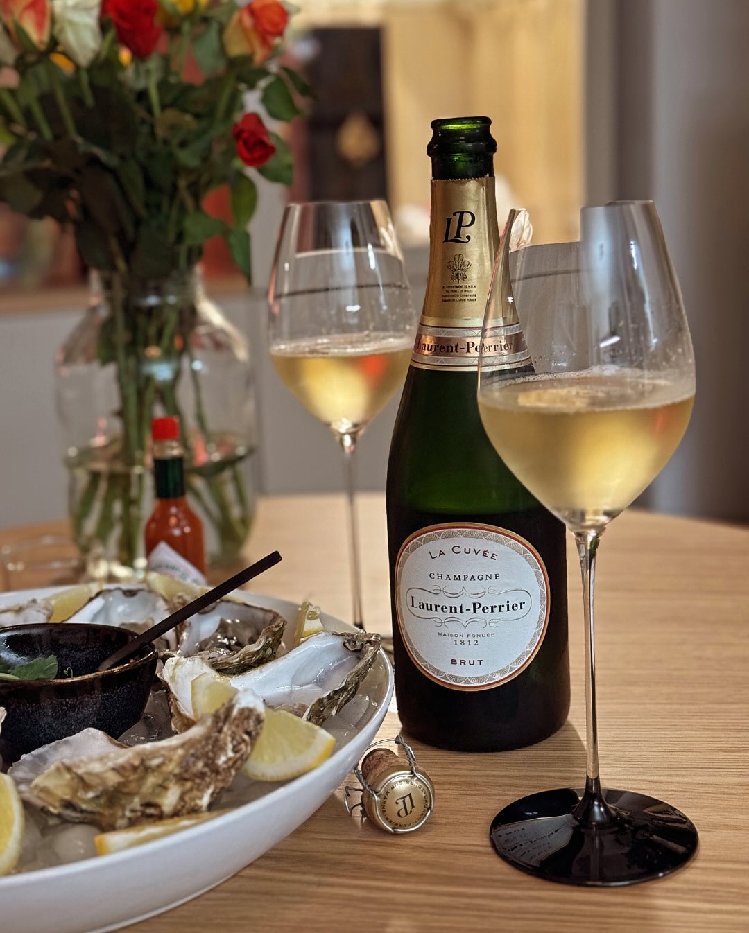 Gestern Abend lief es mal wieder anders als geplant. Eigentlich sollte es der Vincent Perseval - Blanc de Blancs 2019 zu den Austern werden – doch als ich die Flasche holen woll… (1)