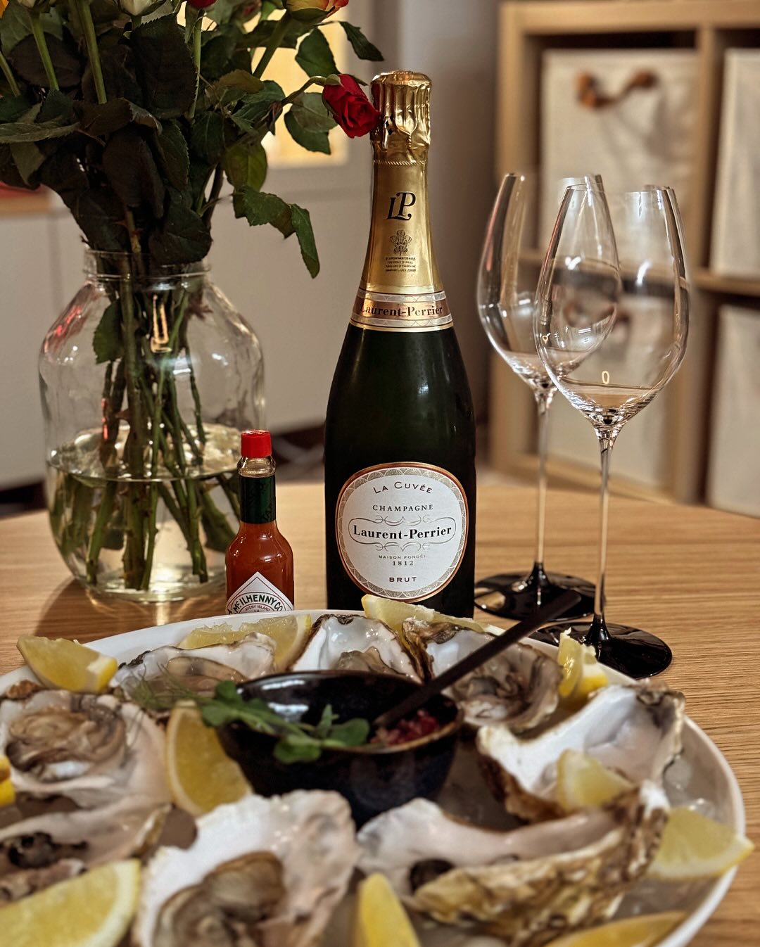 Gestern Abend lief es mal wieder anders als geplant. Eigentlich sollte es der Vincent Perseval - Blanc de Blancs 2019 zu den Austern werden – doch als ich die Flasche holen woll… (2)
