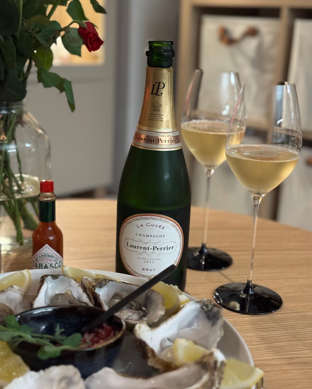 Gestern Abend lief es mal wieder anders als geplant. Eigentlich sollte es der Vincent Perseval - Blanc de Blancs 2019 zu den Austern werden – doch als ich die Flasche holen woll… (5)