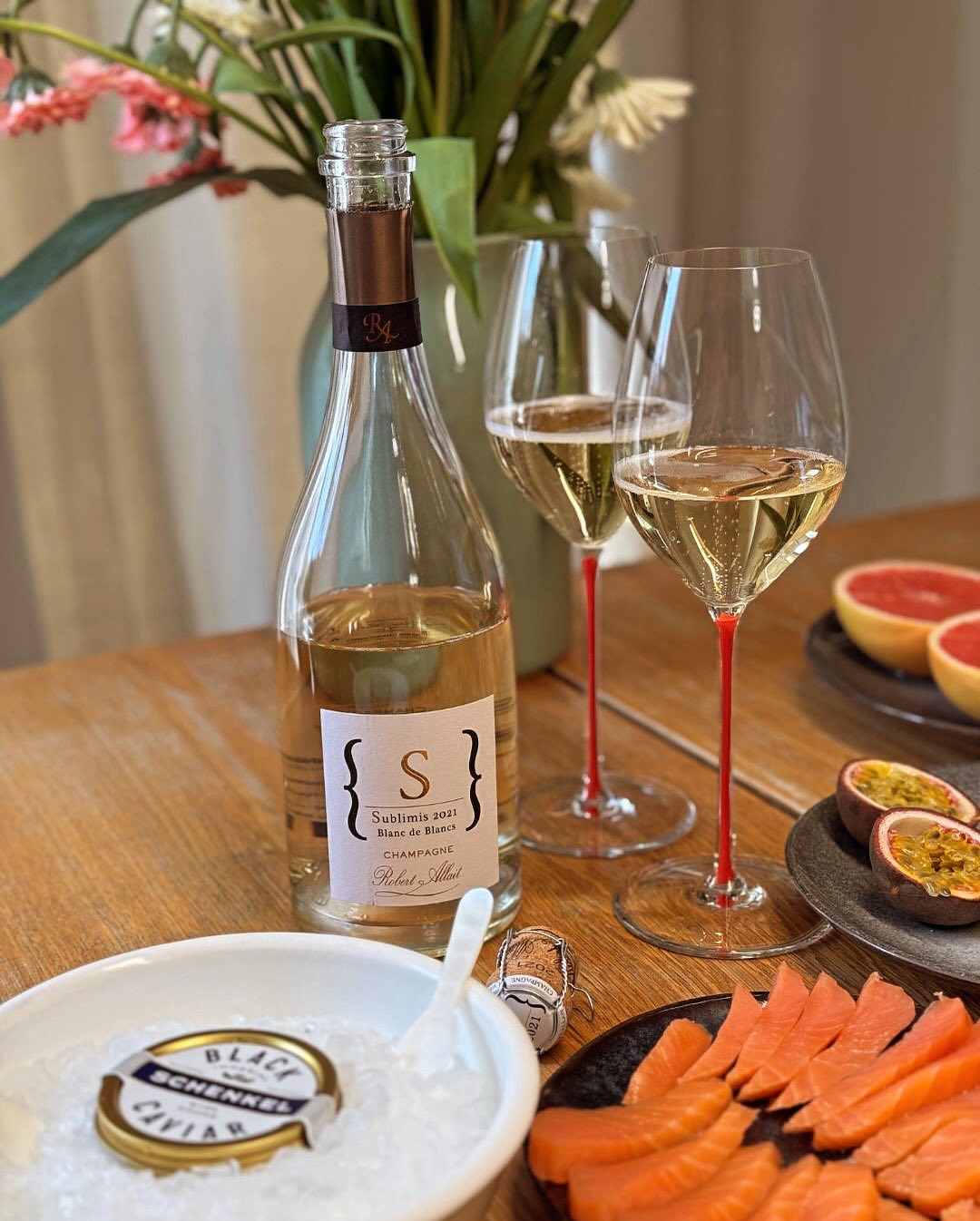 Heute ist in der Steiermark Feiertag – Josefstag! 🎉 Perfekt also für ein Champagnerfrühstück auf der Terrasse. Eigentlich war alles für drinnen geplant, doch als die Sonne raus… (1)