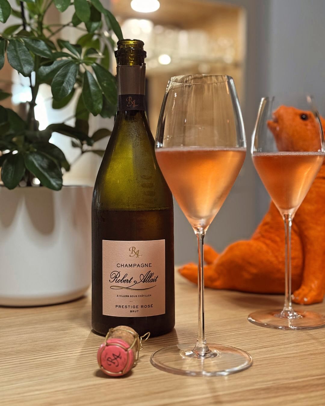 Nicht verspielt, nicht kompliziert, sondern fokussiert, strukturiert, mit Charakter. Der Prestige Rosé von @champagnerobertallait zeigt sich tiefgründig – fast kühl in seiner Kl… (1)