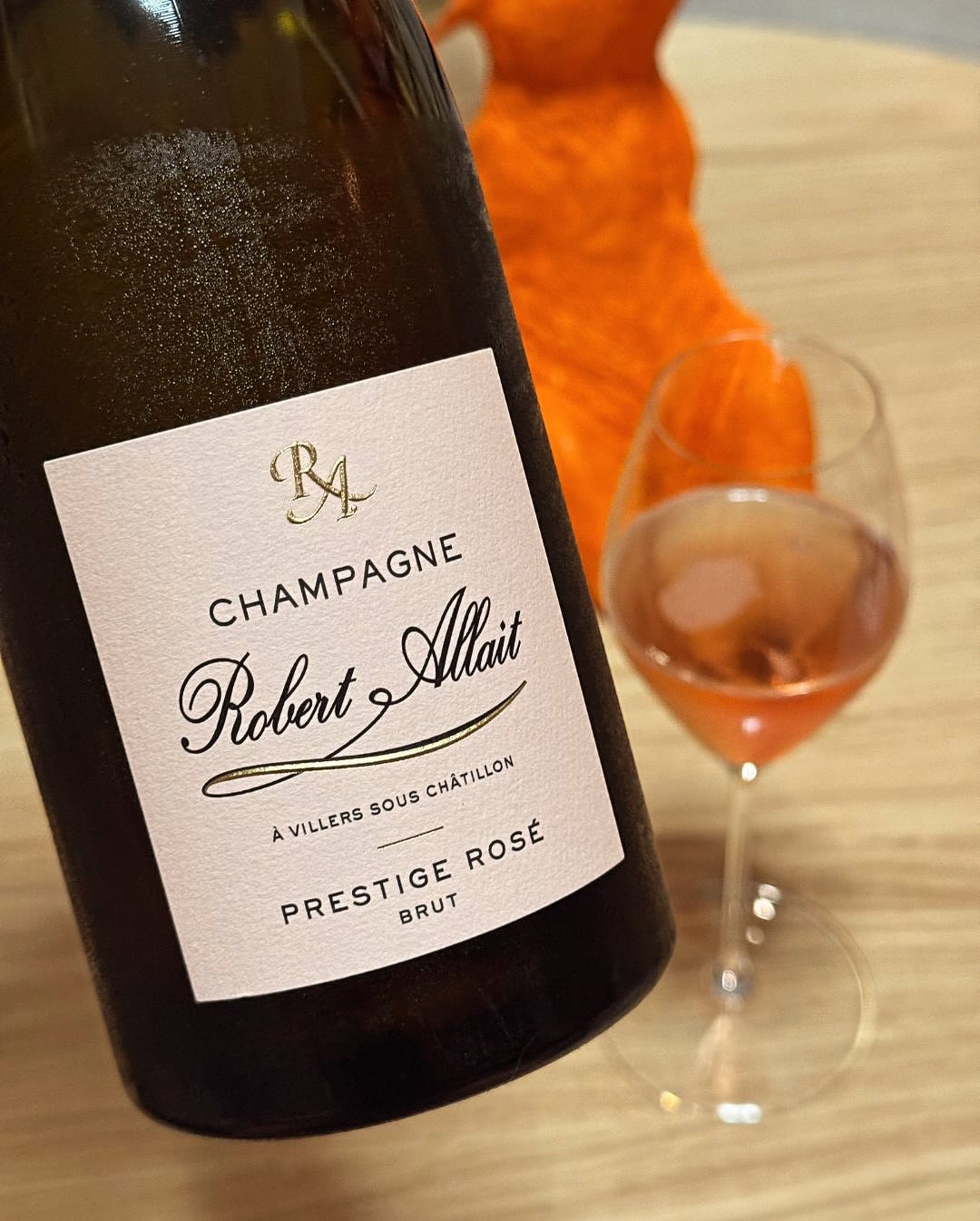 Nicht verspielt, nicht kompliziert, sondern fokussiert, strukturiert, mit Charakter. Der Prestige Rosé von @champagnerobertallait zeigt sich tiefgründig – fast kühl in seiner Kl… (3)