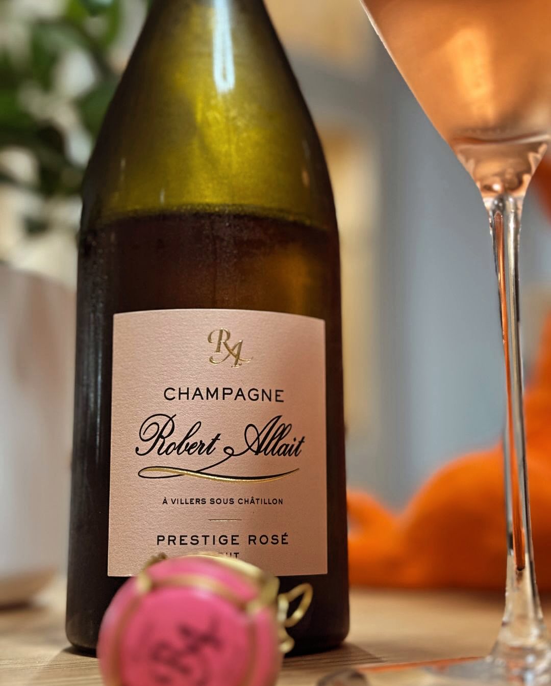 Nicht verspielt, nicht kompliziert, sondern fokussiert, strukturiert, mit Charakter. Der Prestige Rosé von @champagnerobertallait zeigt sich tiefgründig – fast kühl in seiner Kl… (5)