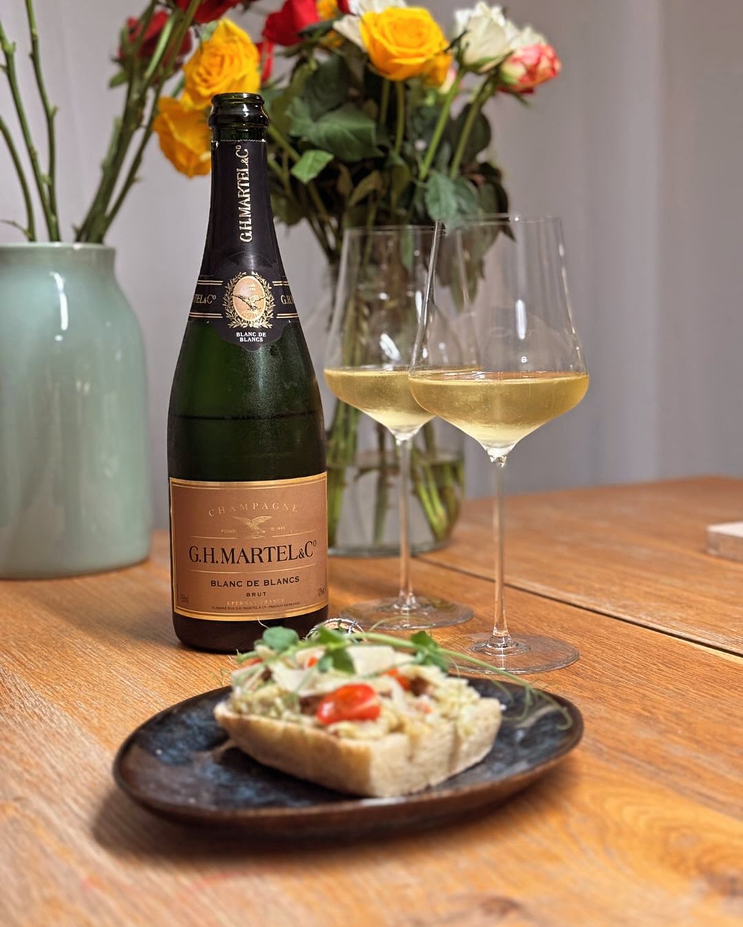 Heute mal eine etwas ungewöhnlichere Kombi: Artischocken-Bruschetta & @champagneghmartel Blanc de Blancs. 🌿✨ Ich wusste ehrlich gesagt nicht genau, wie sich das vertragen würde… (1)