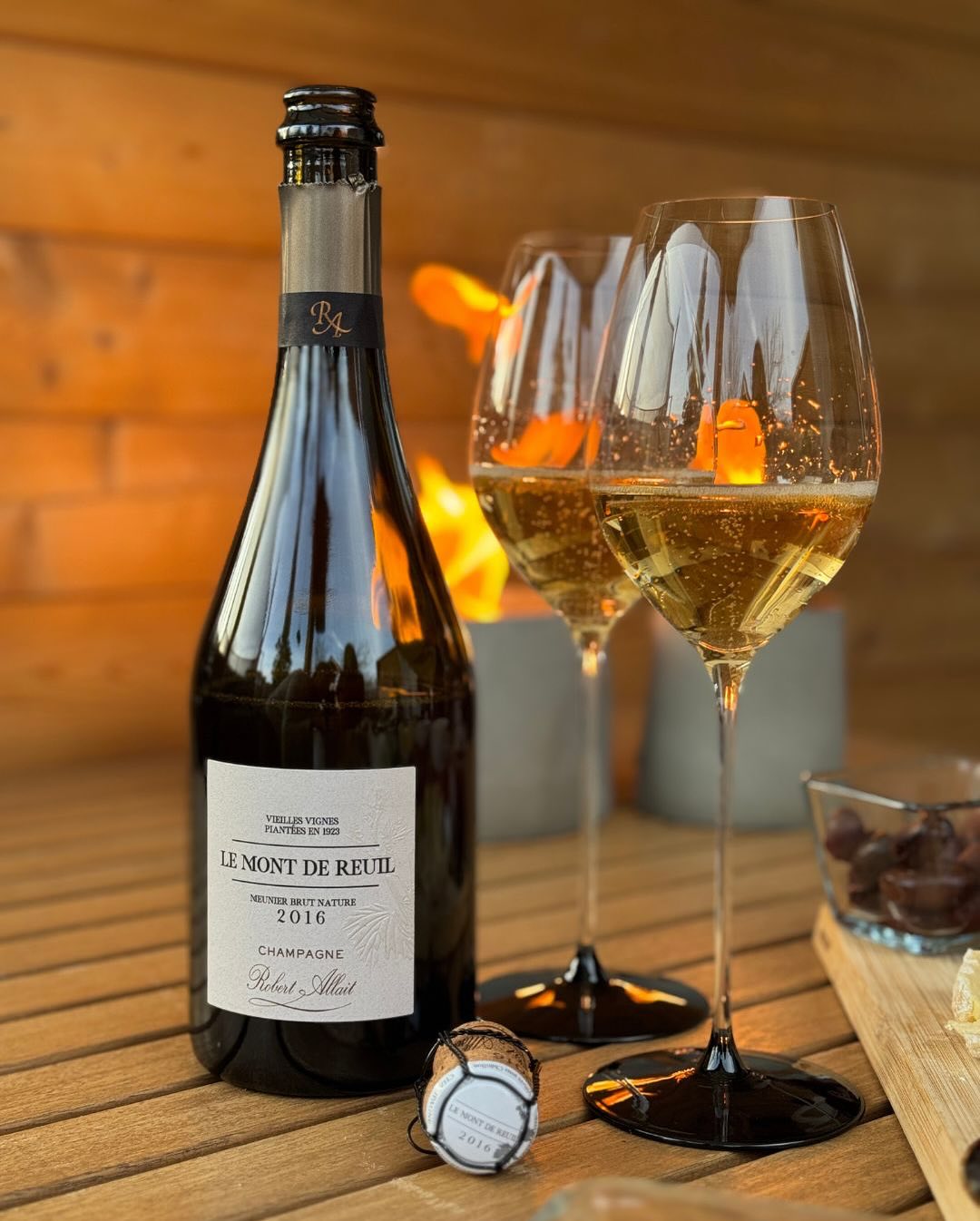 Ein Tisch voller Köstlichkeiten, ein besonderer Champagner – diesmal ein reiner Meunier-Champagner, der mich begeistert hat. 🥂 Auf dem Feinschmecker-Teller: gereifter Käse, Rin… (1)
