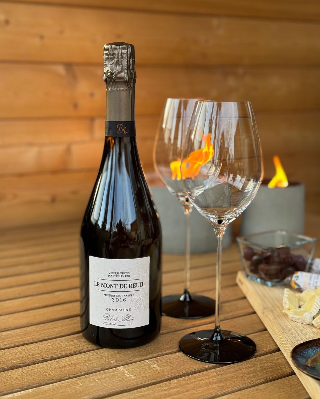 Ein Tisch voller Köstlichkeiten, ein besonderer Champagner – diesmal ein reiner Meunier-Champagner, der mich begeistert hat. 🥂 Auf dem Feinschmecker-Teller: gereifter Käse, Rin… (2)