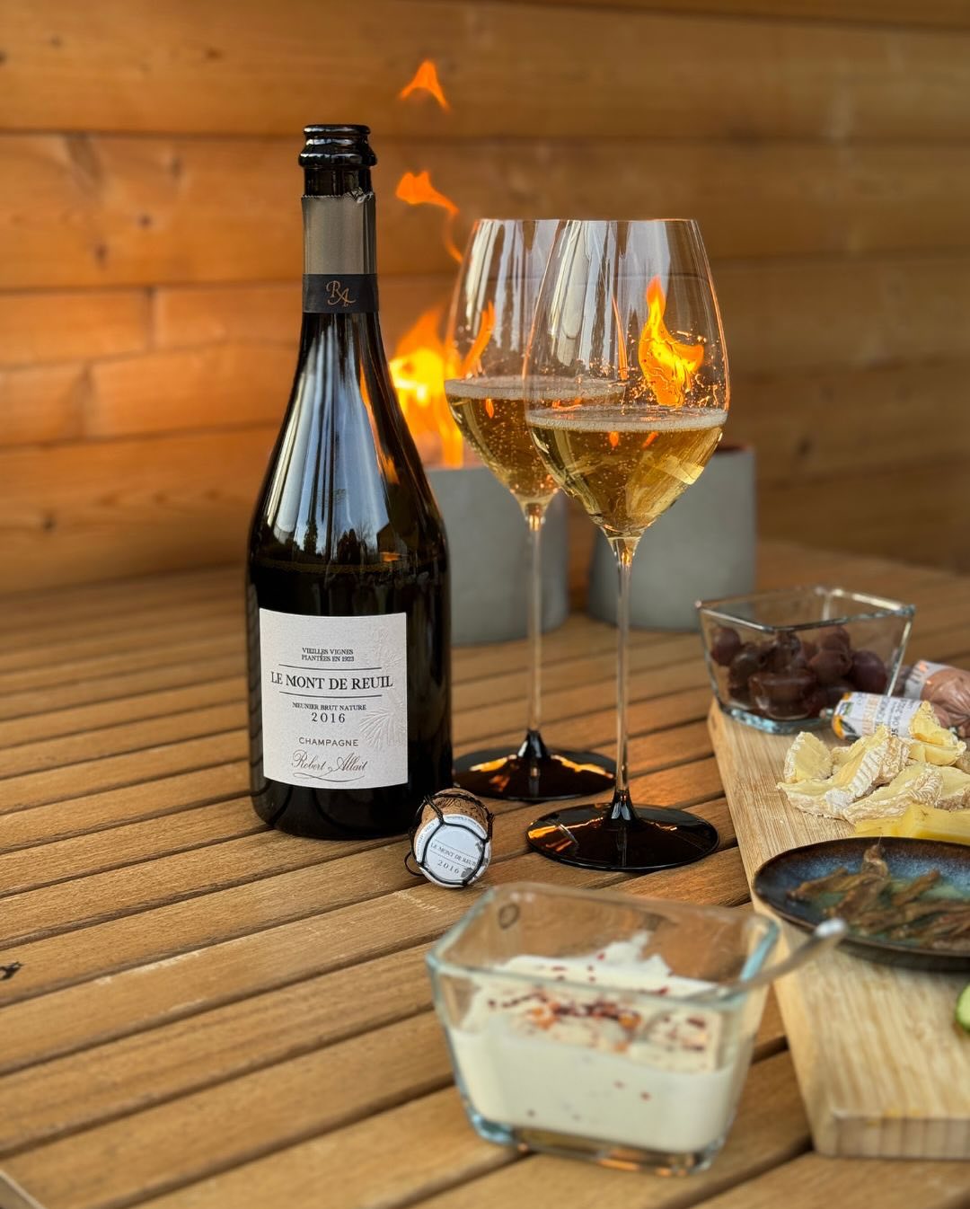 Ein Tisch voller Köstlichkeiten, ein besonderer Champagner – diesmal ein reiner Meunier-Champagner, der mich begeistert hat. 🥂 Auf dem Feinschmecker-Teller: gereifter Käse, Rin… (4)