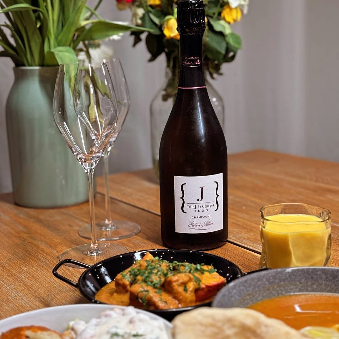 Heute gab’s bei uns mal kein selbstgekochtes Menü, sondern eine spontane Entscheidung: Butter Chicken, Momos, Raita & Naan vom besten Inder in Graz – @himalaya_masala_graz . Und… (2)