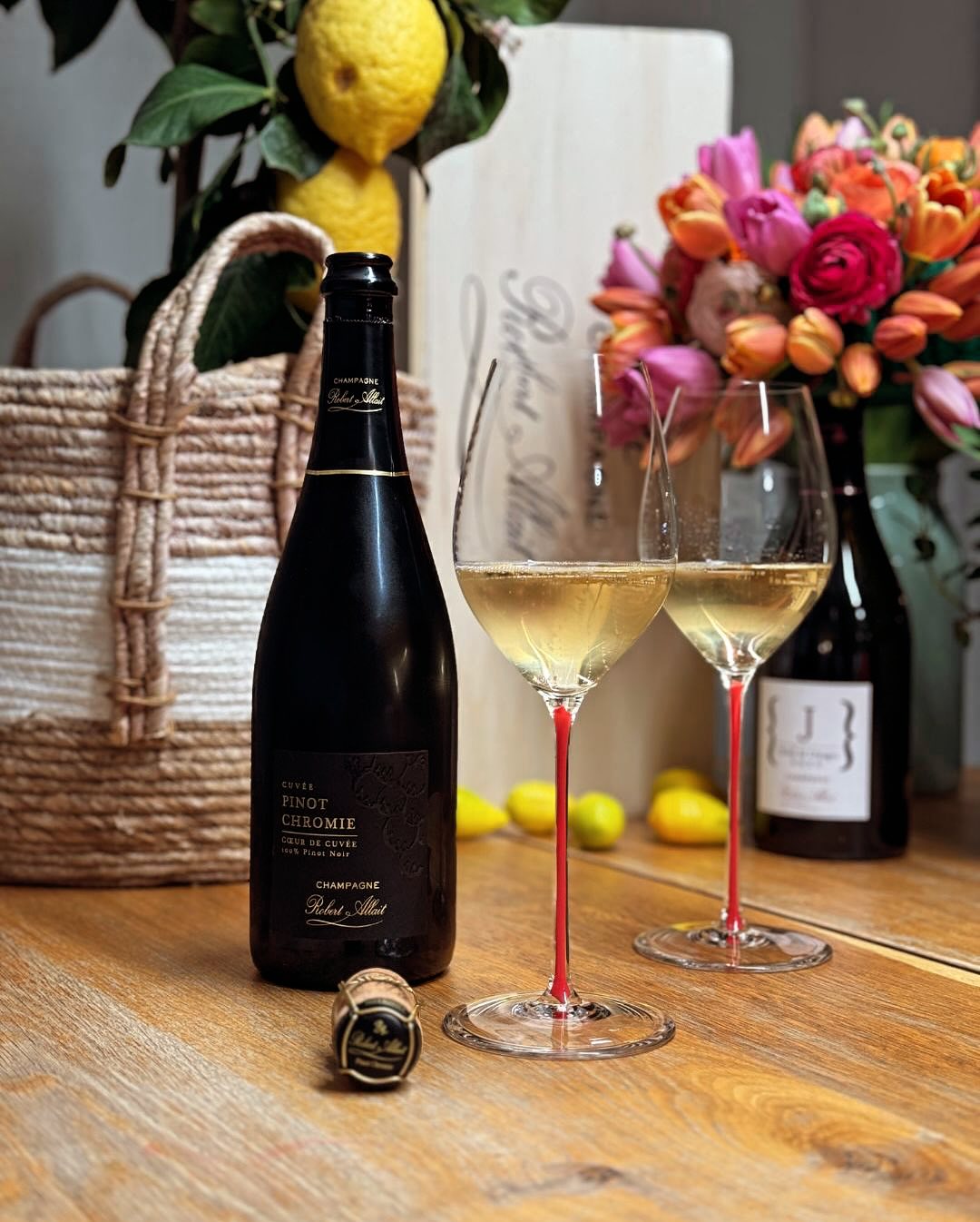 @champagnerobertallait - Pinot Chromie - Cœur de Cuvée - 100 % Pinot Noir – weiniger geht’s kaum 🍷 Heute mal ohne Pairing. Einfach ein ruhiger Nachmittag, ein Glas, und der Fok… (1)
