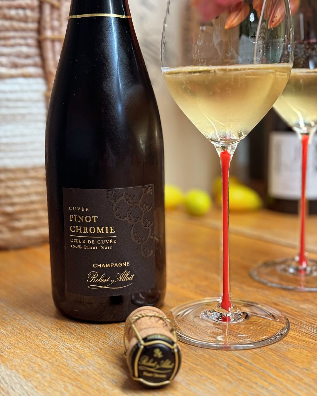 @champagnerobertallait - Pinot Chromie - Cœur de Cuvée - 100 % Pinot Noir – weiniger geht’s kaum 🍷 Heute mal ohne Pairing. Einfach ein ruhiger Nachmittag, ein Glas, und der Fok… (5)