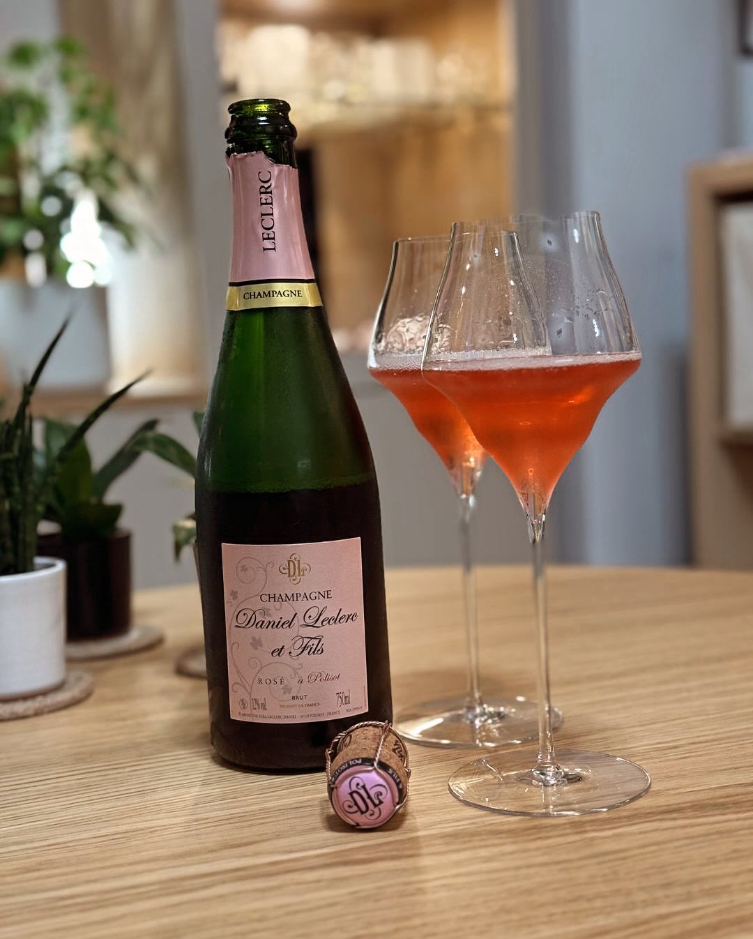 Diese Woche am Montagabend, draußen wird’s langsam dunkler – und drinnen leuchtet der Rosé im Glas. @champagne.daniel.leclerc – Rosé Brut. Einfach mal spontan geöffnet. Keine gr… (1)
