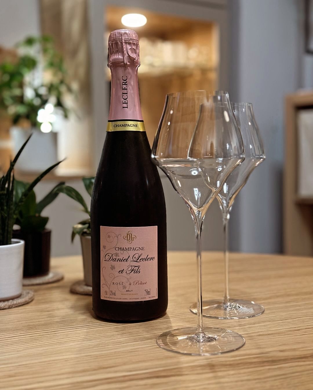 Diese Woche am Montagabend, draußen wird’s langsam dunkler – und drinnen leuchtet der Rosé im Glas. @champagne.daniel.leclerc – Rosé Brut. Einfach mal spontan geöffnet. Keine gr… (3)
