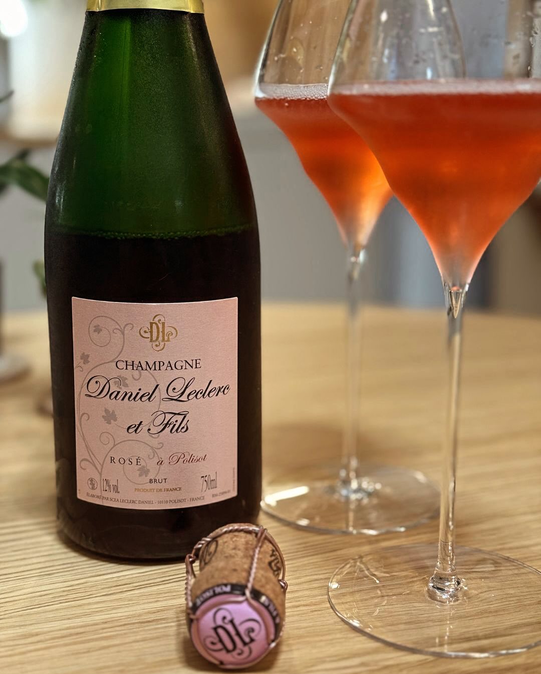 Diese Woche am Montagabend, draußen wird’s langsam dunkler – und drinnen leuchtet der Rosé im Glas. @champagne.daniel.leclerc – Rosé Brut. Einfach mal spontan geöffnet. Keine gr… (5)