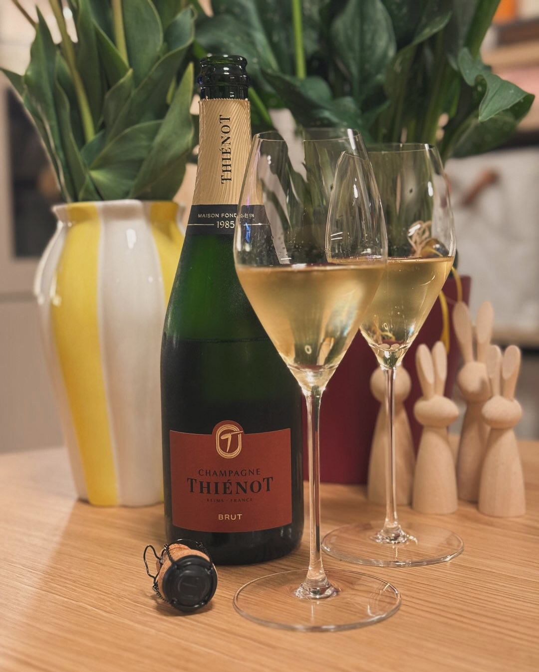 @champagnethienot Brut im Glas – klar, präzise, schön trocken. Und dann zaubert meine Tochter spontan ein schnelles Schokomousse im Thermomix. Natürlich probiert. Natürlich geho… (1)