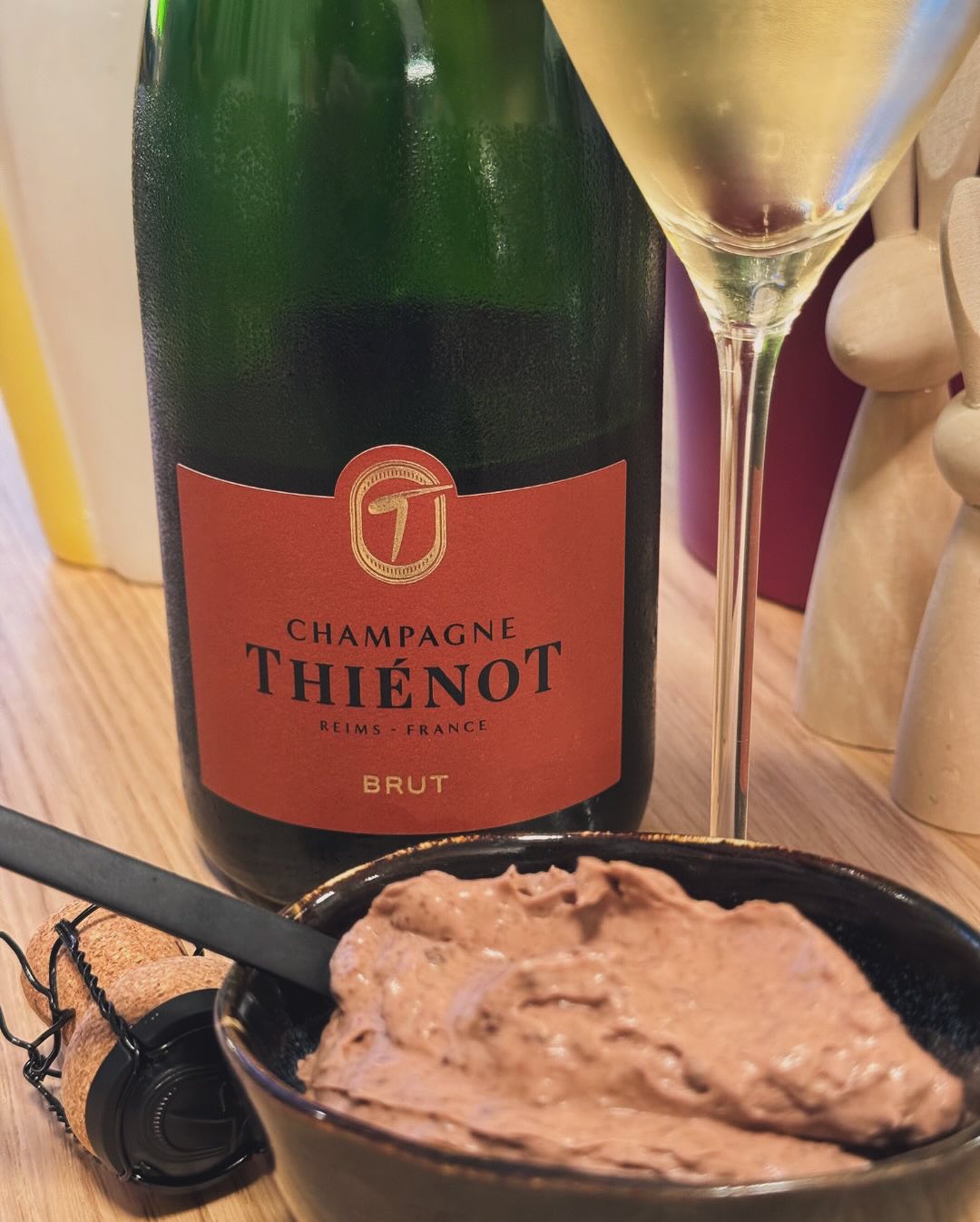@champagnethienot Brut im Glas – klar, präzise, schön trocken. Und dann zaubert meine Tochter spontan ein schnelles Schokomousse im Thermomix. Natürlich probiert. Natürlich geho… (4)