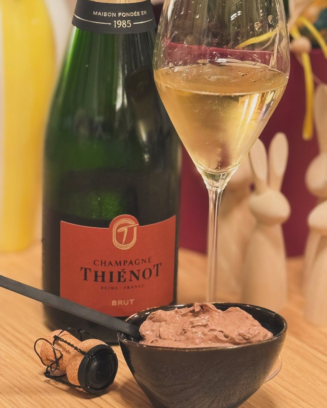 @champagnethienot Brut im Glas – klar, präzise, schön trocken. Und dann zaubert meine Tochter spontan ein schnelles Schokomousse im Thermomix. Natürlich probiert. Natürlich geho… (5)