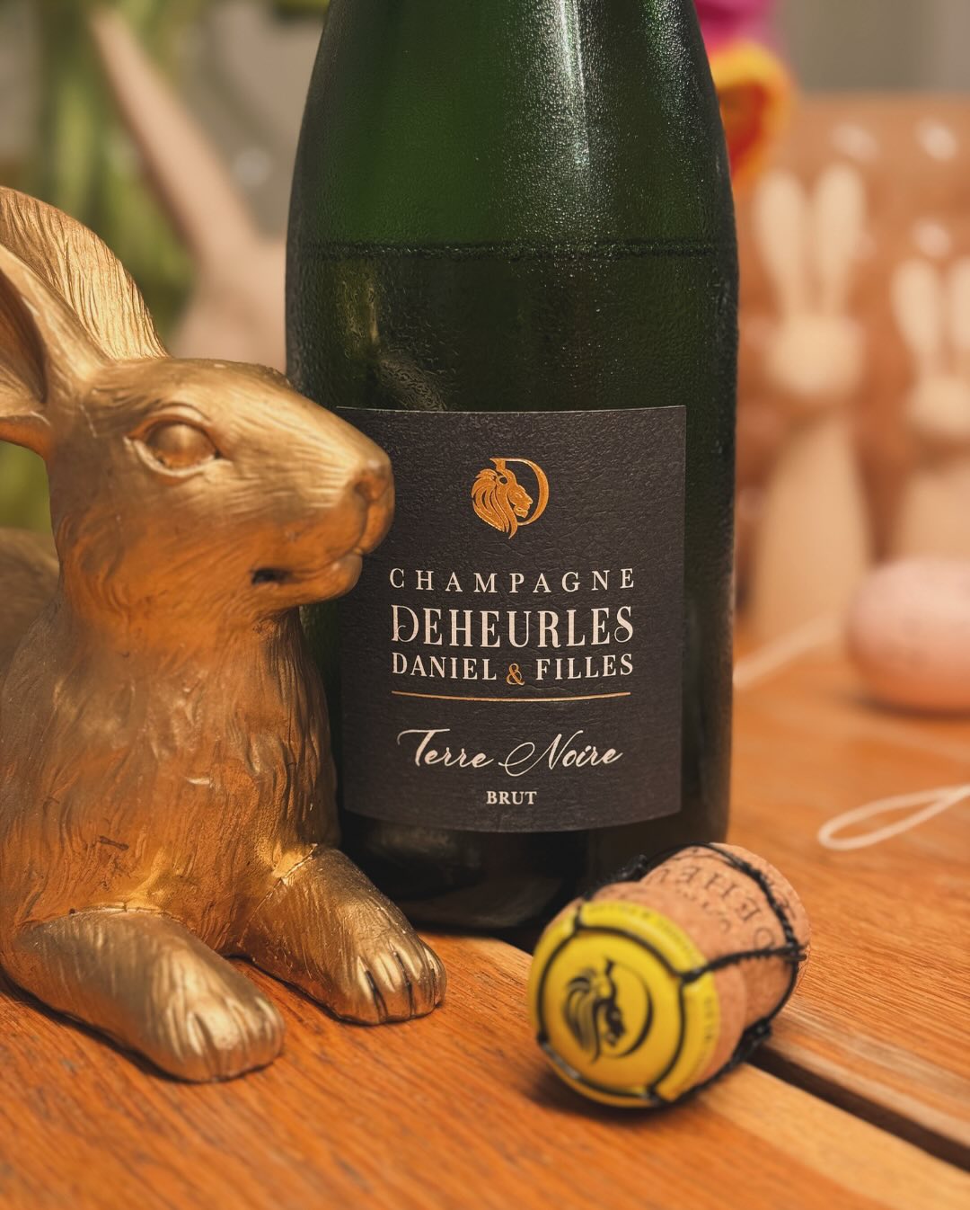 Vormittags das Haus voller Kinder – laut, wild, schön. Stück für Stück wurden sie wieder abgeholt. Nachmittags bei Freunden versackt. Und abends dann: Ruhe. Eine Flasche Champag… (5)