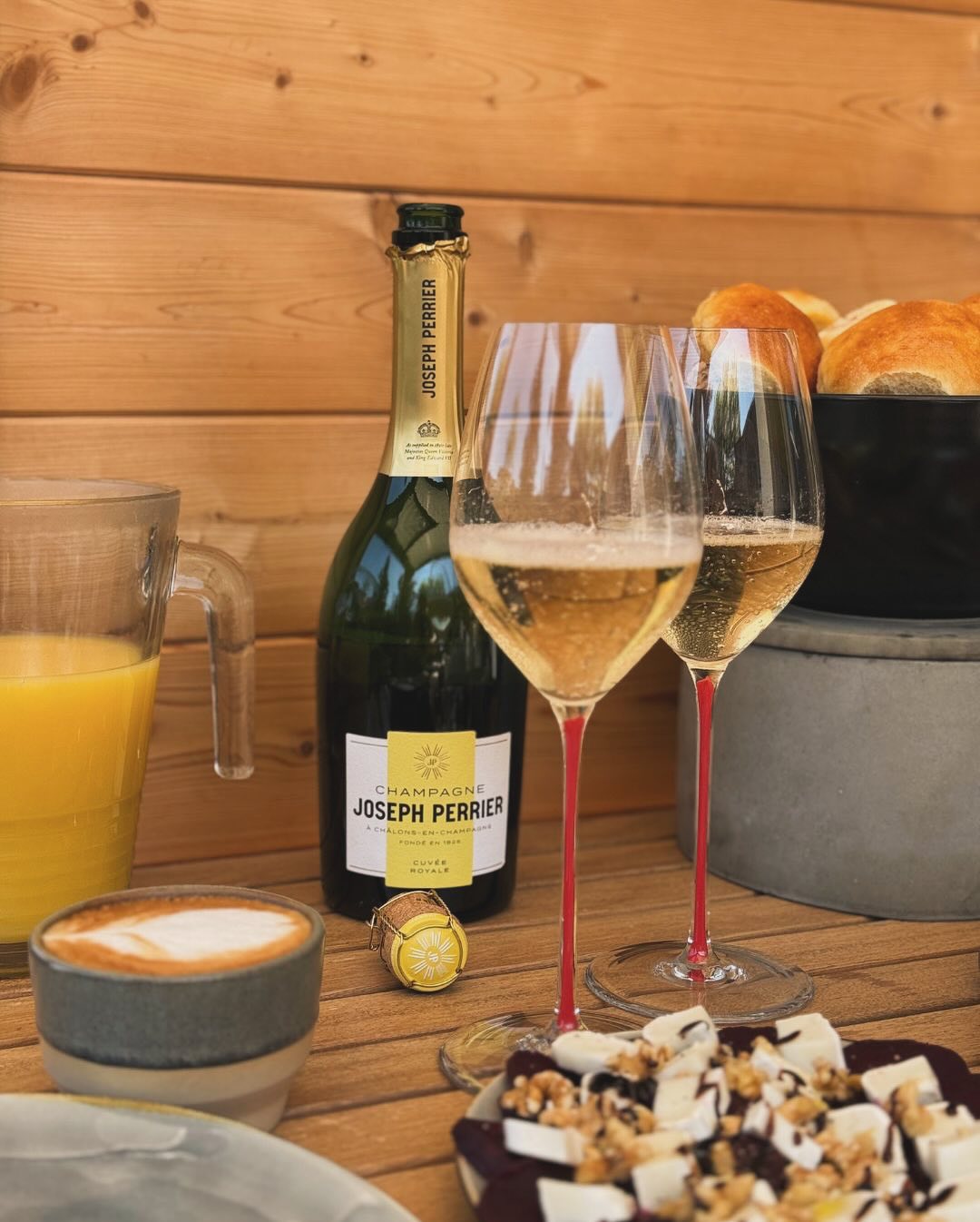 Nach einer regnerischen Woche heute: Sonne, frische Luft, Sonntag – und das perfekte Frühstück dazu. Nichts durchgeplant, einfach ein buntes Durcheinander, genau wie’s sein soll… (1)