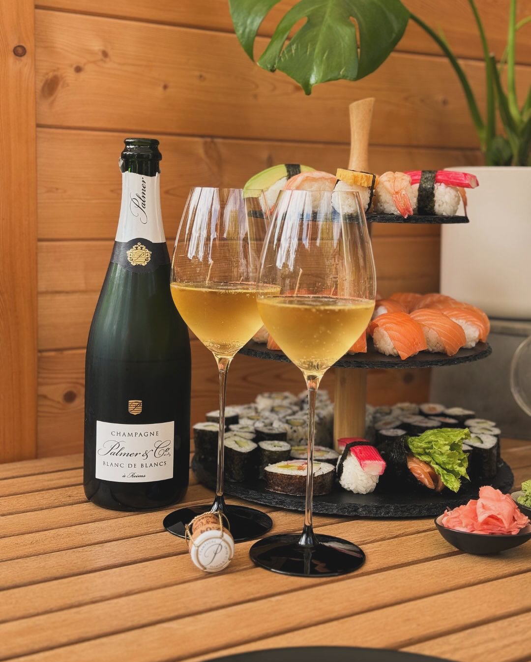 Heute mal keine große Küche – sondern das beste Konzept überhaupt: Sushi bestellt, Sonne genossen, Glas eingeschenkt. Und was passt besser zu frischem Fisch, Reis & Wasabi als e… (1)