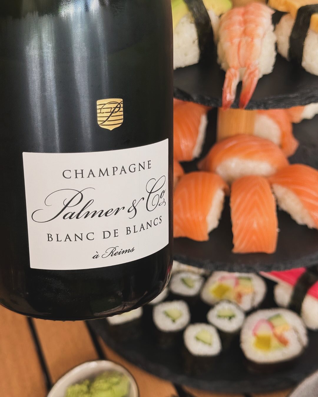 Heute mal keine große Küche – sondern das beste Konzept überhaupt: Sushi bestellt, Sonne genossen, Glas eingeschenkt. Und was passt besser zu frischem Fisch, Reis & Wasabi als e… (10)