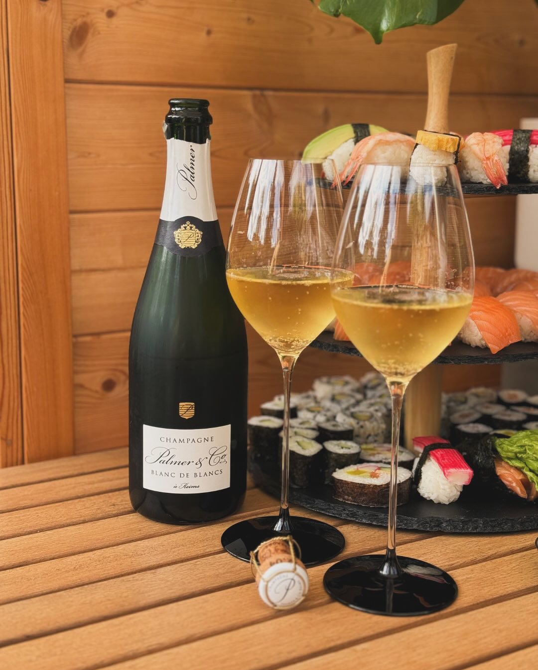 Heute mal keine große Küche – sondern das beste Konzept überhaupt: Sushi bestellt, Sonne genossen, Glas eingeschenkt. Und was passt besser zu frischem Fisch, Reis & Wasabi als e… (3)