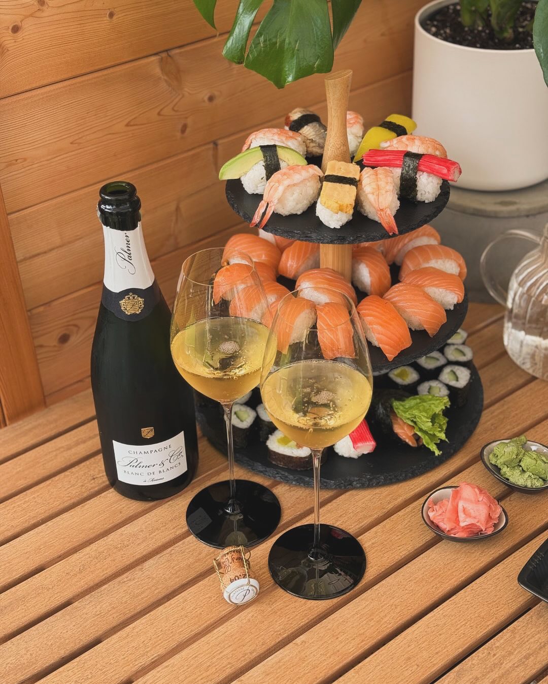Heute mal keine große Küche – sondern das beste Konzept überhaupt: Sushi bestellt, Sonne genossen, Glas eingeschenkt. Und was passt besser zu frischem Fisch, Reis & Wasabi als e… (5)