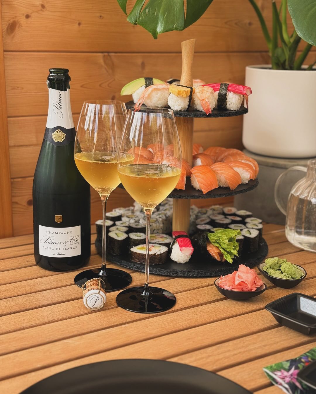 Heute mal keine große Küche – sondern das beste Konzept überhaupt: Sushi bestellt, Sonne genossen, Glas eingeschenkt. Und was passt besser zu frischem Fisch, Reis & Wasabi als e… (9)
