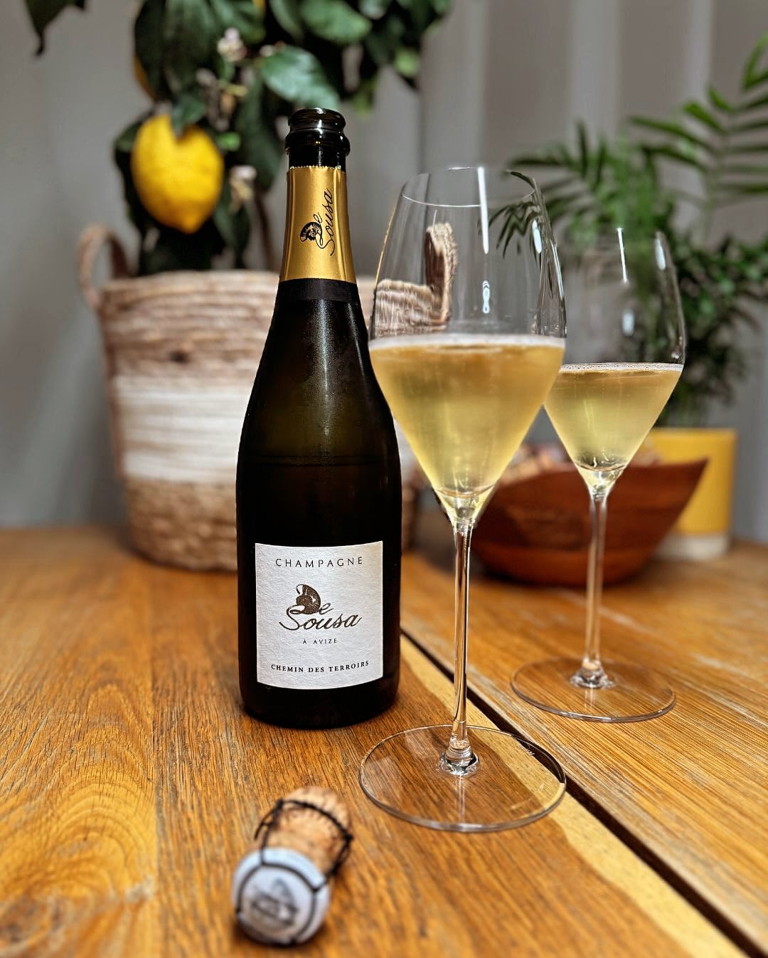 Der Chemin des Terroirs von @champagnedesousa war vor ein paar Wochen eine spontane Entscheidung. Beezergekühlt, aus dem bauchigen Gabriel Glas getrunken – spannend, charmant, f… (1)