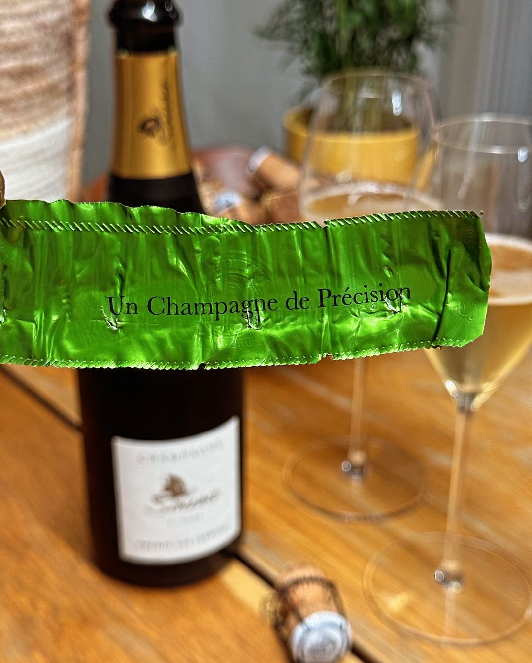 Der Chemin des Terroirs von @champagnedesousa war vor ein paar Wochen eine spontane Entscheidung. Beezergekühlt, aus dem bauchigen Gabriel Glas getrunken – spannend, charmant, f… (3)