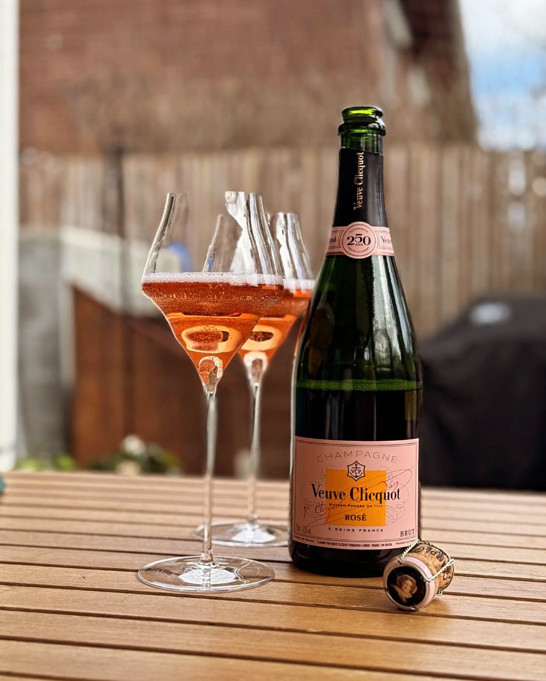 Heute gab’s zum Samstagnachmittag einen Klassiker: @veuveclicquot Rosé, serviert im eleganten Champagnerglas von @josephinenhutte. Die Farbe: leuchtend lachsfarben. Die Stimmung… (1)
