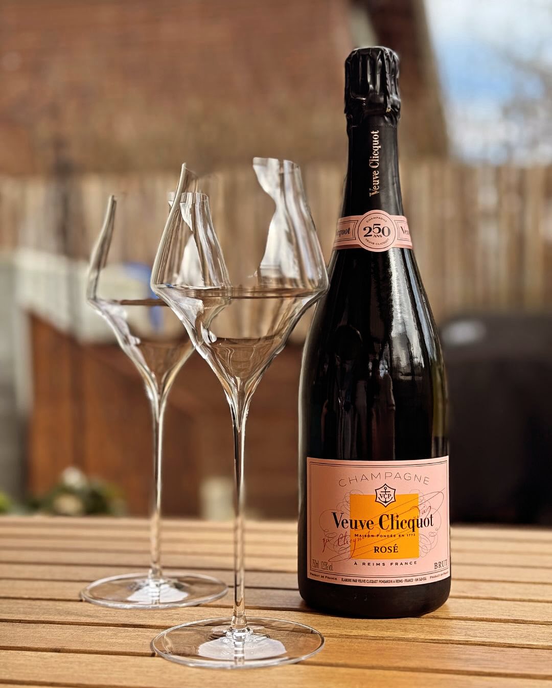 Heute gab’s zum Samstagnachmittag einen Klassiker: @veuveclicquot Rosé, serviert im eleganten Champagnerglas von @josephinenhutte. Die Farbe: leuchtend lachsfarben. Die Stimmung… (2)