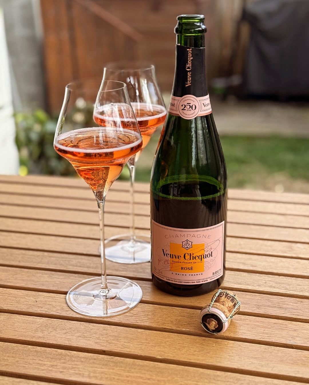 Heute gab’s zum Samstagnachmittag einen Klassiker: @veuveclicquot Rosé, serviert im eleganten Champagnerglas von @josephinenhutte. Die Farbe: leuchtend lachsfarben. Die Stimmung… (4)