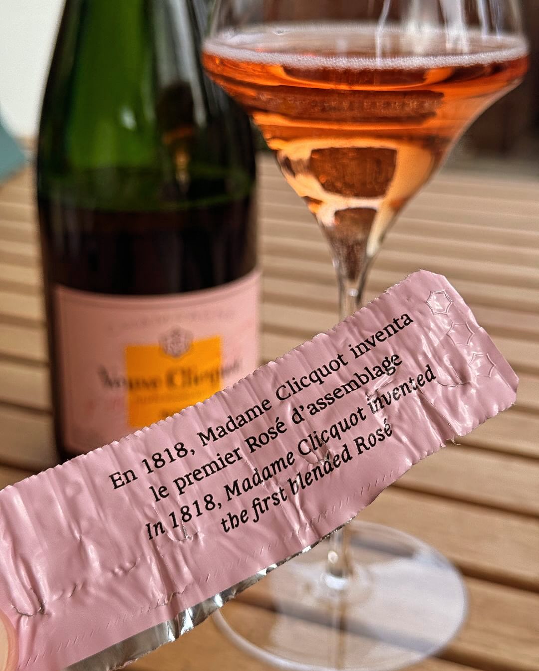 Heute gab’s zum Samstagnachmittag einen Klassiker: @veuveclicquot Rosé, serviert im eleganten Champagnerglas von @josephinenhutte. Die Farbe: leuchtend lachsfarben. Die Stimmung… (6)