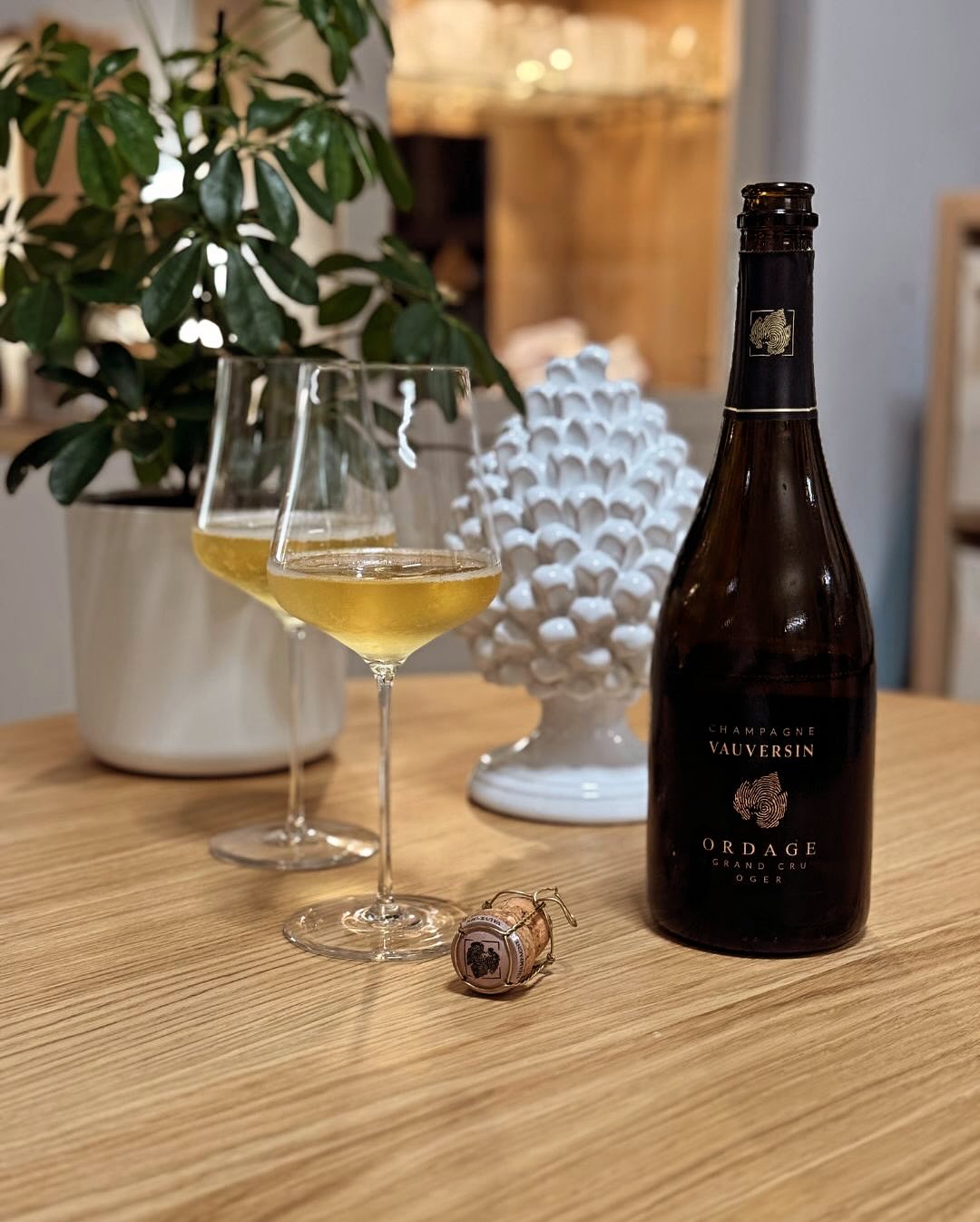 Ich hatte in den letzten Wochen das Vergnügen, gleich drei Champagner von @champagnevauversin im Glas zu haben – und obwohl sie alle auf 100 % Chardonnay aus Oger basieren, hätt… (1)