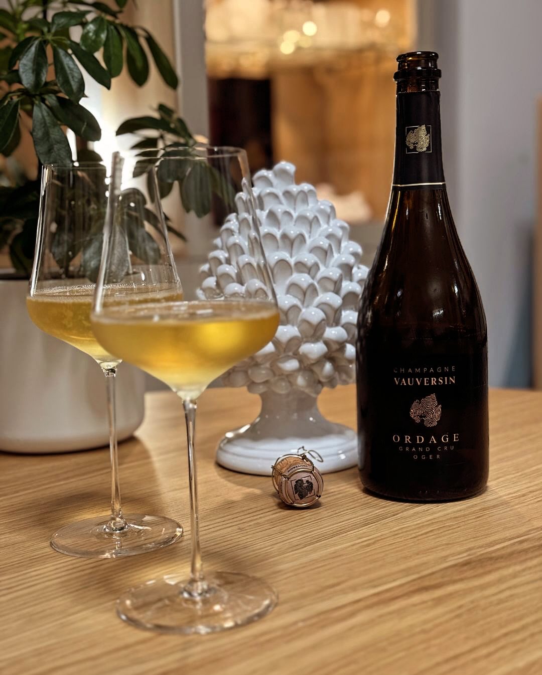 Ich hatte in den letzten Wochen das Vergnügen, gleich drei Champagner von @champagnevauversin im Glas zu haben – und obwohl sie alle auf 100 % Chardonnay aus Oger basieren, hätt… (2)