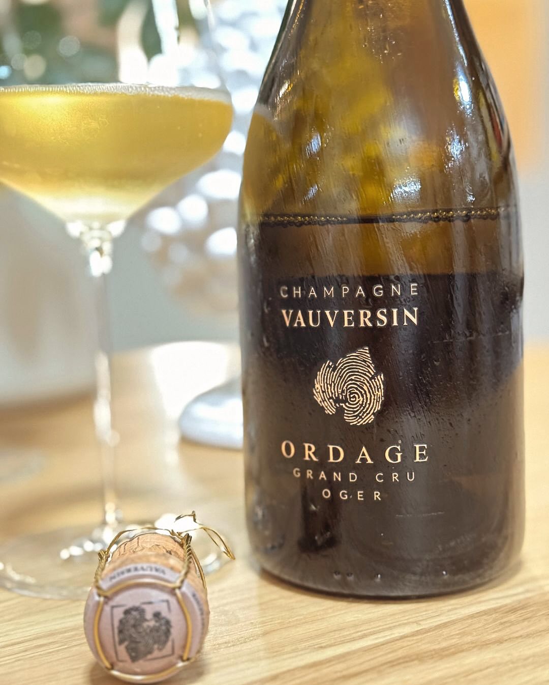 Ich hatte in den letzten Wochen das Vergnügen, gleich drei Champagner von @champagnevauversin im Glas zu haben – und obwohl sie alle auf 100 % Chardonnay aus Oger basieren, hätt… (6)