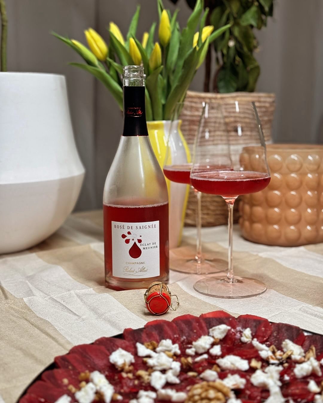 Heute war’s mal andersrum. Nicht: Was koche ich heute – und welcher Champagner passt dazu? Sondern: Welcher Champagner wartet im Keller – und was könnte dazu passen? Einige Rosé… (1)