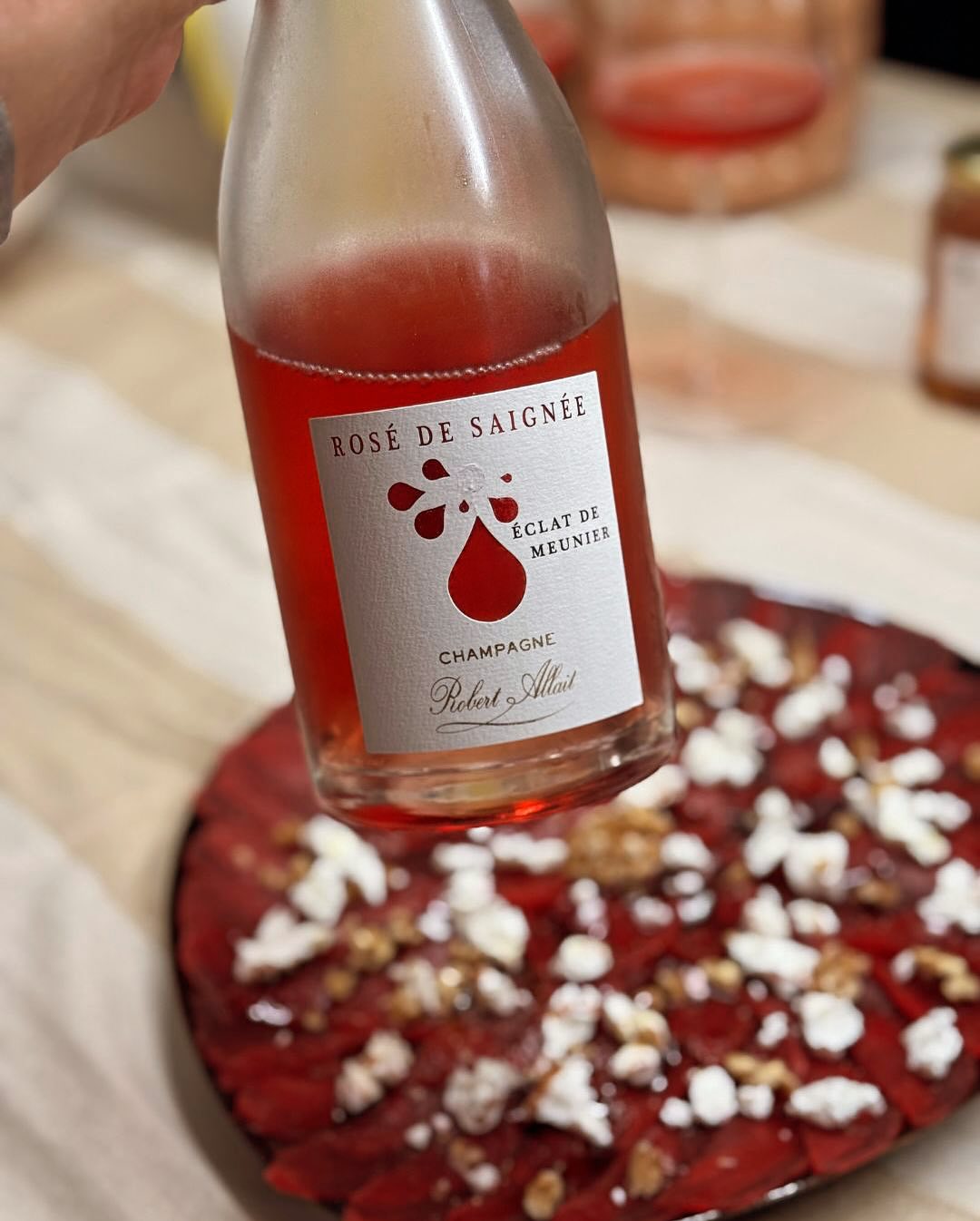 Heute war’s mal andersrum. Nicht: Was koche ich heute – und welcher Champagner passt dazu? Sondern: Welcher Champagner wartet im Keller – und was könnte dazu passen? Einige Rosé… (12)