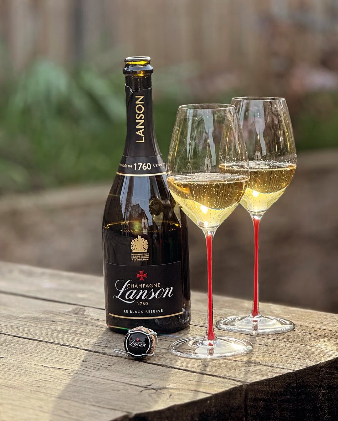 Wind im Gesicht, Sonne auf der Haut – und Lanson im Glas Ein Meeting wurde kurzfristig abgesagt – daher zwei Stunden Luft. Meine Liebste kommt gerade heim, setzt sich mit dem La… (1)