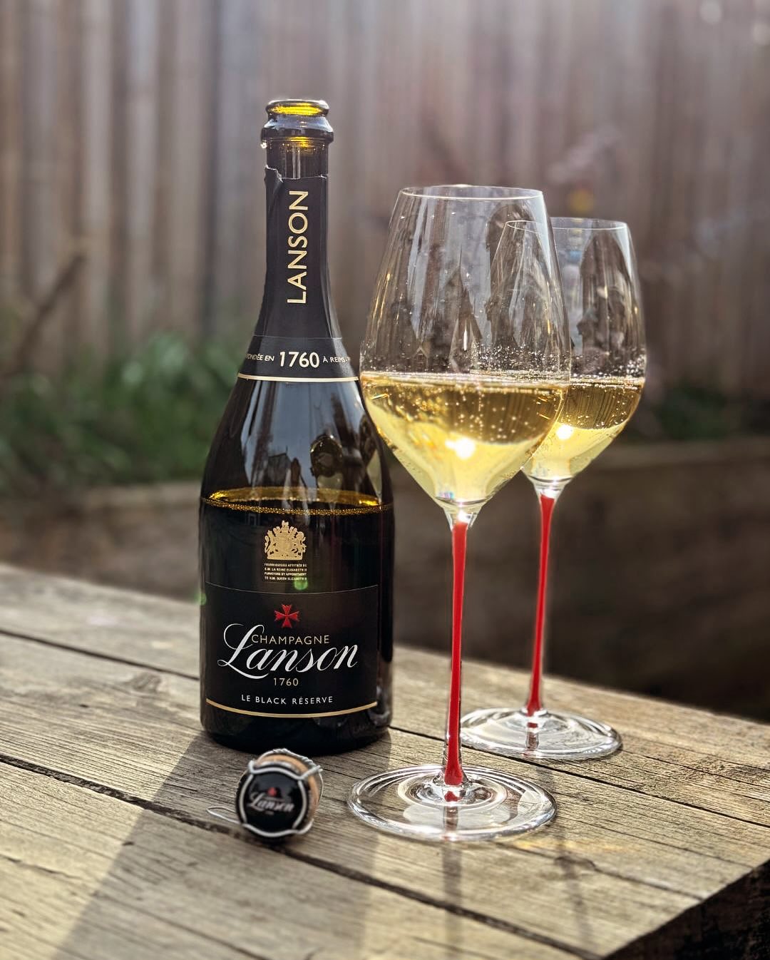 Wind im Gesicht, Sonne auf der Haut – und Lanson im Glas Ein Meeting wurde kurzfristig abgesagt – daher zwei Stunden Luft. Meine Liebste kommt gerade heim, setzt sich mit dem La… (3)