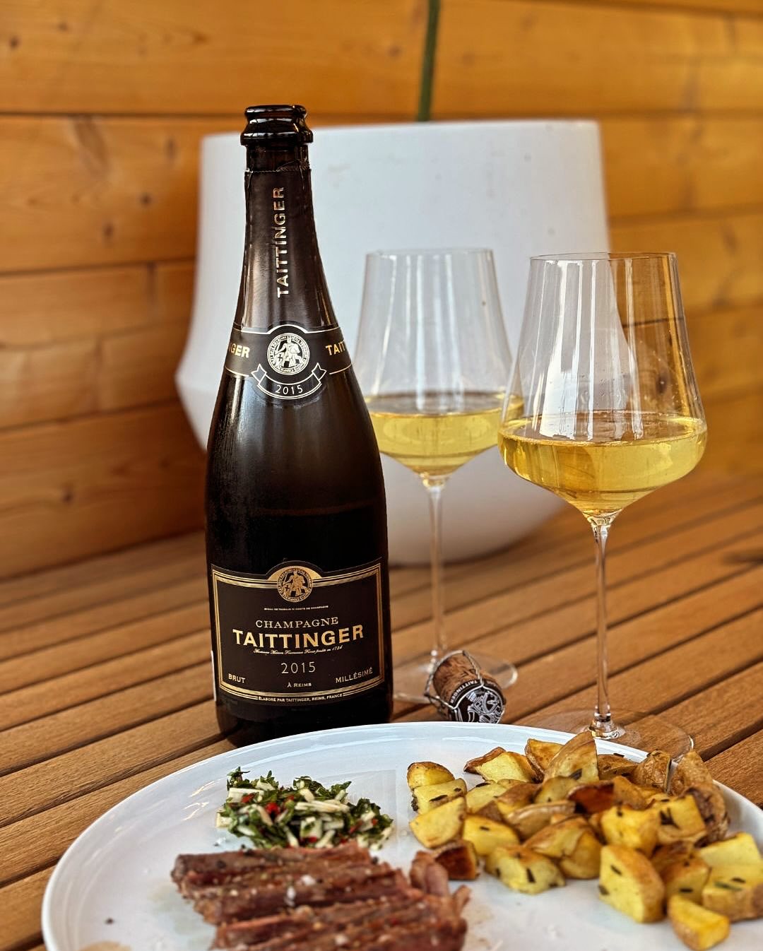 Heute Abend ging’s ums Wesentliche: Ein ordentliches Ribeye, schnell & heiß bei 900° im Oberhitzegrill karamellisiert. Dazu Rosmarinkartoffeln, scharf angegrillt – und ein frisc… (1)